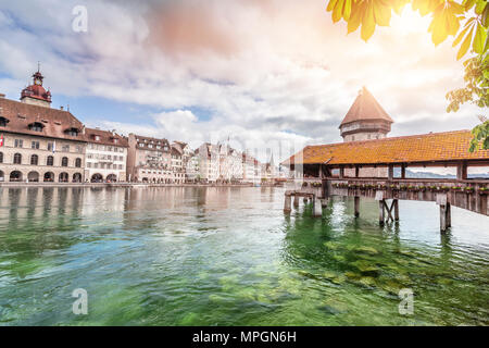 Blick auf die alte Holzbrücke Capelbrucke in Luzern. Die Schweiz im Sommer. Stockfoto