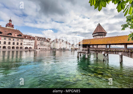 Blick auf die alte Holzbrücke Capelbrucke in Luzern. Die Schweiz im Sommer. Stockfoto