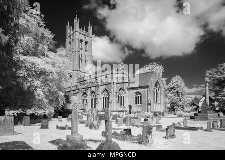 Ein IR-Bild von wrington All Saints Church in North Somerset, England. Stockfoto