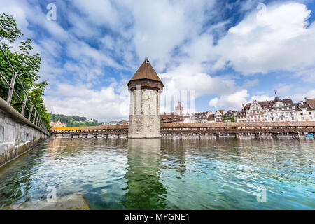 Blick auf die alte Holzbrücke Capelbrucke in Luzern. Die Schweiz im Sommer. Stockfoto