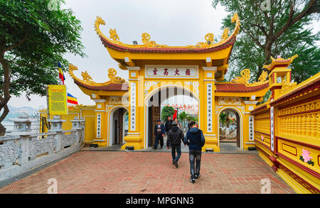 Hanoi, Vietnam - 21. Februar 2016: die Menschen an der Pforte in Tran Quoc Pagode in Hanoi, Vietnam Stockfoto