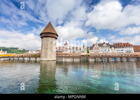 Blick auf die alte Holzbrücke Capelbrucke in Luzern. Die Schweiz im Sommer. Stockfoto