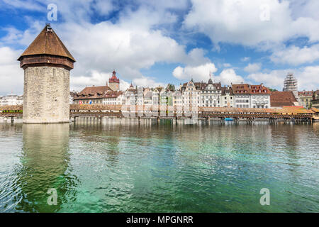 Blick auf die alte Holzbrücke Capelbrucke in Luzern. Die Schweiz im Sommer. Stockfoto