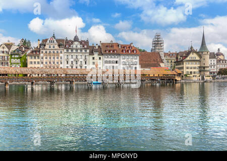 Blick auf die alte Holzbrücke Capelbrucke in Luzern. Die Schweiz im Sommer. Stockfoto