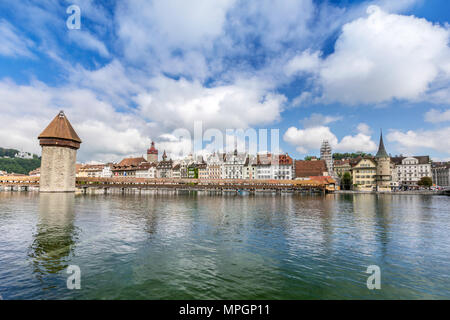 Blick auf die alte Holzbrücke Capelbrucke in Luzern. Die Schweiz im Sommer. Stockfoto