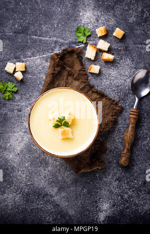 Cremesuppe mit Blumenkohl und Croutons Stockfoto