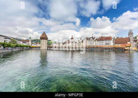 Blick auf die alte Holzbrücke Capelbrucke in Luzern. Die Schweiz im Sommer. Stockfoto