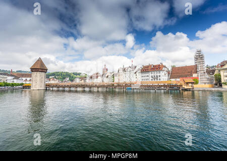 Blick auf die alte Holzbrücke Capelbrucke in Luzern. Die Schweiz im Sommer. Stockfoto