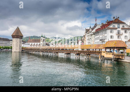 Blick auf die alte Holzbrücke Capelbrucke in Luzern. Die Schweiz im Sommer. Stockfoto