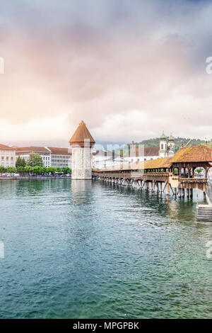 Blick auf die alte Holzbrücke Capelbrucke in Luzern. Die Schweiz im Sommer. Stockfoto