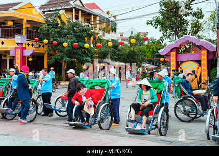 Hoi An, Vietnam - am 17. Februar 2016: Touristen auf Zyklus Rikschas auf der Straße der alten Stadt Hoi An, Vietnam Stockfoto