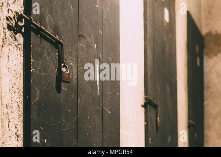 In der Nähe des Eisen-Funktion auf einem Verwitterten hölzernen Tür. Stockfoto