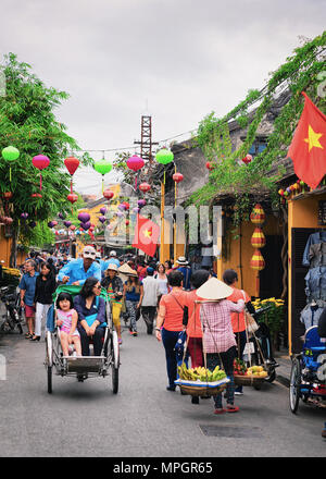 Hoi An, Vietnam - am 17. Februar 2016: Touristen auf Zyklus Rikschas in der Straße der alten Stadt Hoi An, Vietnam Stockfoto