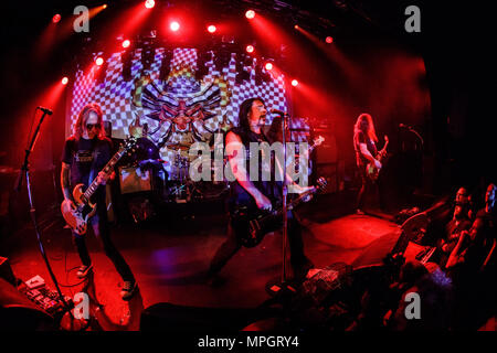 Dänemark, Kopenhagen - 21. Mai 2018. Die amerikanische Stoner Rock Band Monster Magnet führt ein Live Konzert in Pumpehuset in Kopenhagen. Hier Sänger und Gitarrist Dave Wyndorf wird gesehen, live auf der Bühne mit Gitarrist Phil Caivano (L). (Foto: Gonzales Foto - Peter Troest). Stockfoto