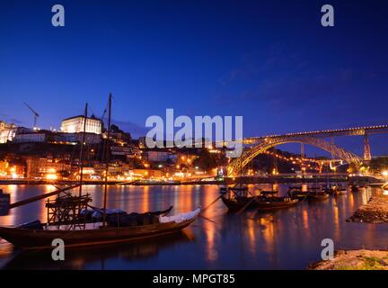 Porto, Altstadt Skyline mit den Fluss Douro und rabelo Boote. Ist die zweitgrößte Stadt in Portugal nach Lissabon und berühmten von Portwein. Stockfoto