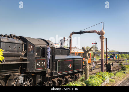 Vintage UK Dampflok 43106 in den Abstellgleisen, Kidderminster Severn Valley Railway Station auf dem Wasser; Zugbesatzung betreibt Wasserkran, Sommer. Stockfoto