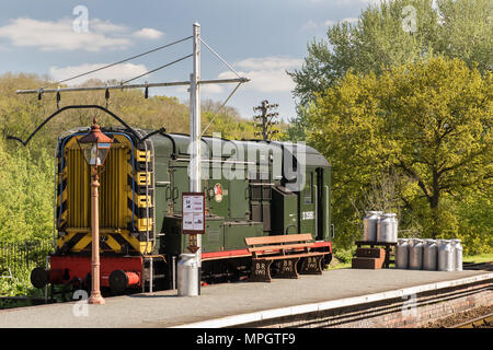 Ex-British Railways, Dieseltriebwerk D3586 am Bahnsteig der Hampton Loade Station, Severn Valley Heritage Railway von alten britischen Milchschurnen. Stockfoto