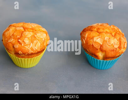 Muffins in Silikon Dosen auf einem blauen Hintergrund Stockfoto