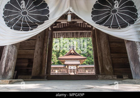 Shinmon Main Gate mit Honden Gebäude darüber hinaus. Weltkulturerbe schrein Kumano Hongu Taisha,, Präfektur Wakayama, Japan Stockfoto