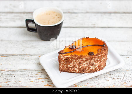 Kaffee Kuchen und Kaffee auf alten Holztisch Stockfoto