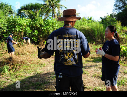 170225-N-WA 347-125 Piti, Guam (Feb. 25, 2017) - Master Chief's Machinist Mate David Ford, Eingeborener von Belcher, La., Mentoren Engineman 1. Klasse Amerahkate Barambangan, Eingeborener von Los Angeles, die sowohl für die u-boot Tender USS Frank Kabel zugewiesen (40) Während ein CPO 365 Community Relations Projekt an der Atantano Heiligtum in Piti, Guam Feb 25. Frank Kabel ist uns auf der Insel Guam bereitgestellt und führt die Wartung und den Support von U-Booten und Überwasserschiffen in die USA 5. und 7. Bereich der Flotte im Einsatz sind. (U.S. Marine Foto von Mass Communication Specialist 1. Klasse Eva-Marie R Stockfoto