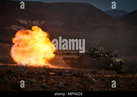 Eine M1A1 Abrams tank Delta Unternehmen zugewiesen sind, 1.Tank Battalion, Feuer, während integrierte Ausbildung Übung (ITX) 2-17 an Bord Marine Corps Air Ground Combat Center, Twentynine Palms, Kalifornien, Feb 16, 2017. ITX ist eine kombinierte Waffen übung, die alle Elemente der Marine Air Ground Task Force eine Gelegenheit, Fähigkeiten während der großen Missionen zu nutzen mehr bereit Streitmacht zu werden. 1/3 gegenwärtig als der Bodenkampf Element für diese Übung. (U.S. Marine Corps Foto von Cpl. Aaron S. Patterson/Freigegeben) Stockfoto