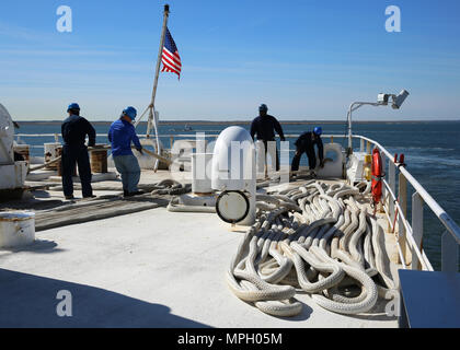 170220-N-OH 262-390 Norfolk, Virginia (20. Februar 2017) -- Öffentlichen Dienst Seemänner an Military Sealift Command's Hospital Ship USNS Comfort (T-AH 20) bringen, Festmacher, wie das Schiff unterwegs erhält von der Naval Station Norfolk, 24.02.20. Das Schiff erhielt unterwegs zu leiten, seinen Komfort Übung (COMFEX). (U.S. Marine Foto von Bill Mesta/freigegeben) Stockfoto