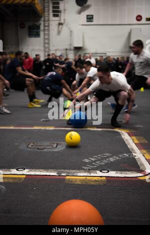 170226-N-AD 499-349 PAZIFISCHEN OZEAN (Feb. 26, 2017) Segler und Zivilisten an einem dodgeball Turnier im Hangar Bucht der Flugzeugträger USS Theodore Roosevelt (CVN 71). Theodore Roosevelt ist derzeit vor der Küste von Südkalifornien die Durchführung von routinemäßigen Ausbildungsmaßnahmen. (U.S. Marine Foto von Mass Communication Specialist 3. Klasse Victoria Galbraith/Freigegeben) Stockfoto