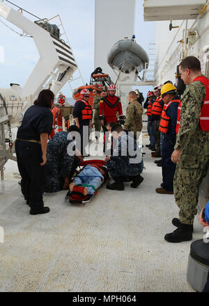 170220-N-OH 262-995 Norfolk, Virginia (20. Februar 2017) - - USA Marine Seeleute und des Öffentlichen Dienstes Seemänner an Military Sealift Command's Hospital Ship USNS Comfort (T-AH 20) Vorbereitung für den Transport einen simulierten Unfall während einer Mann-über-Bord-Notruf bohren Sie an Bord des Schiffes, 24.02.20. Der Komfort wurde auf See zu seinen Komfort Übung (COMFEX) verhalten. (U.S. Marine Foto von Bill Mesta/freigegeben) Stockfoto