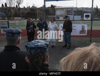 170224-N-LQ 926-012 Everett, Washington (Feb. 24, 2017) Laurie und John Finlayson, Mitglieder der Lion Heart Helden Stiftung, sprechen während einer automatisierten externen Defibrillator Einweihung an der Naval Station Everett Leichtathletik. Zu Ehren von Lance Cpl. David Finlayson, der im Alter von 25 Jahren an plötzlichem Herzstillstand während fünf - Meile Training mit seinem Bataillon in Hawaii run starb, der Lion Heart Helden will die Stiftung Gesundheit des Herzens in der militärischen Gemeinschaft zu fördern. (U.S. Marine Foto von Mass Communication Specialist 2. Klasse Alex Van't Leven/Freigegeben) Stockfoto