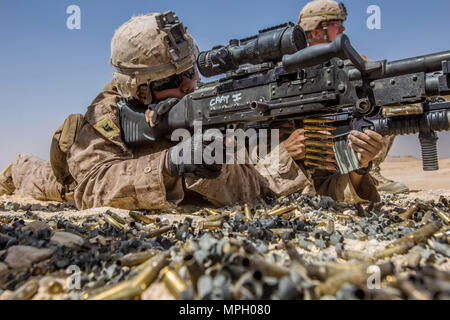 RABKUT, Oman (Feb. 20, 2017) U.S. Navy Petty Officer 3rd Class Donny Sengsourya, ein Krankenhaus Corpsman mit Waffen Firma, Bataillon Landung Team 1 Mrd., 4 Marines, 11 Marine Expeditionary Unit (MEU), Brände ein M240B medium Maschinengewehr während ein Maschinengewehr Reichweite als Teil der Übung Meer Soldat, 24.02.20. Obwohl corpsmen für gewöhnlich nicht mit Maschinengewehren, die Marines mit Waffen Co, sofern Ihre 'doc' die Möglichkeit zu laden, Feuer, und der M240B klar nach der Dauer ihrer geplanten Ausbildung abschließen. Meer Soldat 2017 ist eine jährliche bilaterale Übung mit der königlichen Armee o durchgeführt Stockfoto