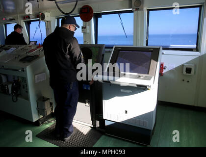 170220-N-OH 262-328 Norfolk, Virginia (20. Februar 2017) - - Erster Offizier Andrew Chen, einen öffentlichen Dienst Seemänner an Military Sealift Command's Hospital Ship USNS Comfort (T-AH 20), Monitore Navigation Ausrüstung der Brücke des Schiffes, 24.02.20. Der Komfort wurde auf See zu seinen Komfort Übung (COMFEX) verhalten. (U.S. Marine Foto von Bill Mesta/freigegeben) Stockfoto