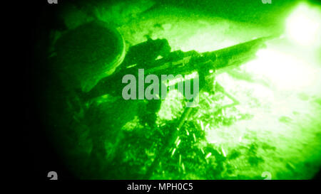 RABKUT, Oman (Feb. 21, 2017) ein Soldat mit der königlichen Armee von Oman (RAO) Brände ein M240B medium Maschinengewehr während einer Nacht Maschinengewehr Reichweite als Teil der Übung Meer Soldat, 24.02.21. Legen Sie die RAO-Soldaten waren mit US-Marines als ihre Assistentin gunner während der Dreharbeiten gekoppelt ist, Ihnen zu helfen, die mit dem Betrieb der Waffe im Falle einer Fehlzündung und die omanis Marine Corps Aufnahmetechniken zu unterrichten. Meer Soldat 2017 ist eine jährliche bilaterale Übung mit der königlichen Armee von Oman durchgeführt, die die kooperative Fähigkeiten zu zeigen, und wird von den USA und Partnerstaaten in der Pflege zu arbeiten Stockfoto