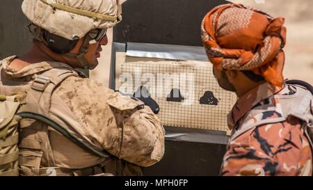 RABKUT, Oman (Feb. 19, 2017) US Marine Sgt. Rito Cabrera mit Batterie A, Bataillon Landung Team 1 Mrd., 4 Marines, 11 Marine Expeditionary Unit (MEU), beauftragt eine Heerschar von Oman (RAO) Soldat auf, wo er das Absehen von seiner Optik bei einem Anblick zeroing Bereich platzieren sollte, während der Übung Meer Soldat, 24.02.19. Während die Reichweite, die Marines angewiesen, auch die RAO Soldaten in die Grundlagen der Rifle marksmanship. Meer Soldat 2017 ist eine jährliche bilaterale Übung mit der königlichen Armee von Oman durchgeführt, die die kooperative Fähigkeiten zu zeigen, und wird von den USA und Partnerstaaten zu Stockfoto