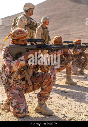 RABKUT, Oman (Feb. 19, 2017) US-Marines mit Bataillon Landung Team 1 Mrd., 4 Marines, 11 Marine Expeditionary Unit (MEU), weisen Sie die königliche Armee von Oman (RAO) Soldaten auf ihren Knien feuern Positionen während der Übung Meer Soldat, 24.02.19. Jeder Marine mit einem RAO Soldat in den verschiedenen Marine Corps Treffsicherheit Positionen zu unterstützen gekoppelt, und die sichere Handhabung von Waffen, während auf der Strecke. Meer Soldat 2017 ist eine jährliche bilaterale Übung mit der königlichen Armee von Oman durchgeführt, die die kooperative Fähigkeiten zu zeigen, und wird von den USA und Partner Nationen zusammen zu arbeiten, habe ich Stockfoto