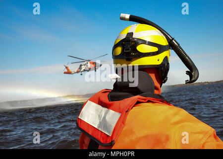 Ein Survival-Techniker Ein Schüler des Aviation Technical Training Center (ATTC) in Elizabeth City, North Carolina, fährt am 14. Februar 2017 an Bord eines 29 Fuß langen Response Boat-Small von Station Elizabeth City. Er und seine Klassenkameraden sprangen von einem MH-60 Jayhawk Hubschrauber in den Pasquoank River, bevor er am 17. Februar 2017 seinen Abschluss machte und offiziell ASTs wurde. Die Ausbildung entwickelt Fähigkeiten in der Luftfahrt, im Wasserbetrieb und in Notfallverfahren. Stockfoto