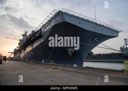 170301-N-von 095-075 Norfolk, Virginia (Mar 01, 2017) Die Amphibious Assault ship USS Bataan (LL 5) bereitet die am Pier der Naval Station Norfolk abzuweichen. Bataan fährt als Teil der Bataan Amphibious Ready Gruppe (BAT ARG) Einsatz zur Unterstuetzung der Maritime Security Operations und Theater Sicherheit Zusammenarbeit in Europa und im Nahen Osten. BAT ARG umfasst Commander, Amphibischen Squadron 8, Bataan, USS Mesa Verde LPD (19), USS Carter Hall (LSD 50) und 24 Marine Expeditionary Unit (MEU). (U.S. Marine Foto von Mass Communication Specialist 3. Klasse Maria I. Alvarez freigegeben) Stockfoto