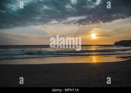 Warmen Sonnenuntergang über dem Pazifischen Ozean und den Strand von Otavalo, Ecuador, ein beliebtes Ziel für Surfer Stockfoto