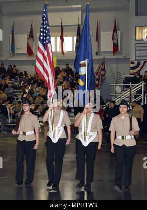 GREAT LAKES, Illinois (Feb. 25, 2017) - Marine Junior Reserve Officer Training Corps (Njrotc) Kadetten aus der Zion-Benton High School (Zion, Illinois) führen ihre Color Guard Routine am 2017 NJROTC Bereich 3 West regionale schulische, sportliche und Bohrer Wettbewerb um das Training der Befehl rekrutieren. Mehr als 300 Kadetten aus 15 NJROTC Einheiten über drei Midwest Staaten nahmen an der zweitägigen Veranstaltung. (U.S. Marine Foto von Mike Miller/Freigegeben) Stockfoto