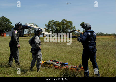 Auf der RAAF-Basis Tindal am 28. Februar 2017 bereiten Mitglieder einer Hubschraubereinheit der Royal Australian Air Force und medizinisches Personal der US Air Force der 90th Fighter Squadron eine Trainingspuppe auf einer Trage für den Lufttransport während Hubschrauberrettungsübungen vor. Die Aktivität war Teil des Enhanced Air Cooperation Trainings, das im Rahmen des US-Australia Force Posture Agreement durchgeführt wurde, um Such- und Rettungsfähigkeiten zu stärken. Stockfoto