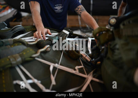 Mitglieder der 106 Rettung Flügel der New York Air National Guard, einschließlich Pararescuemen, Combat Rescue Offiziere, Überleben, Steuerhinterziehung, Widerstand und Flucht Spezialisten aus der 103 Rescue Squadron, sowie Bekämpfung support team Personal Durchführung von Schulungen mit der NASA Personals am Joint Base Pearl Horbor-Hickam, Hawaii während der Übung SENTRY ALOHA März 2, 2017. Ein wichtiges Element dieser zwei Woche "Heut" ist es, in einer gemeinsamen Mission der NASA und des Verteidigungsministeriums zu Recovery Techniken und Gangs, die verwendet werden, um die NASA-Raumsonde Orion zu bewerten, die nächste Generation der amerikanischen Space ve teilnehmen Stockfoto