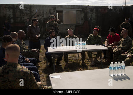 Marines mit Task Force Südwesten Verhalten ein wichtiger Führer treffen mit afghanischen Rolle Spieler während der letzten Mission rehearsal bei Vorwärts Operating Base Bravo, Camp Lejeune, N.C., 28.02.2017. Die Marines Arbeit mit afghanischen Akteuren eine bessere kulturelle Verständigung vor der Bereitstellung zu einem späteren Zeitpunkt in diesem Jahr auf der Provinz Helmand, in Afghanistan zu gewinnen. Task Force Südwesten besteht aus etwa 300 Marines, deren Mission werden zu trainieren, beraten und die nationale afghanische Armee 215 Corps und der 505Th Zone der Nationalen Polizei zu unterstützen. Dies wird die Armee und Polizei werden Hilfe für eine noch effektivere, c Stockfoto