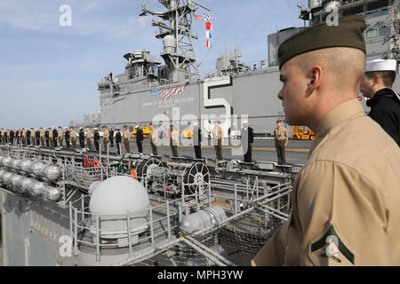 170301-N-HP 188-194 Norfolk, Virginia (Mar. 01, 2017) - Matrosen und Marines zugeordnet zu den amphibischen Angriff Schiff USS Bataan (LL 5), die Schienen Mann auf dem Flugdeck. Bataan fährt Naval Station Norfolk als Teil der Bataan Amphibious Ready Gruppe (BAT ARG) Einsatz zur Unterstuetzung der Maritime Security Operations und Theater Sicherheit Zusammenarbeit in Europa und im Nahen Osten. BAT ARG umfasst auch Commander, Amphibischen Squadron 8, USS Mesa Verde LPD (19), USS Carter Hall (LSD 50), und der 24 Marine Expeditionary Unit. (U.S. Marine Foto von Mass Communication Specialist 3. Klasse Mutis A. Stockfoto