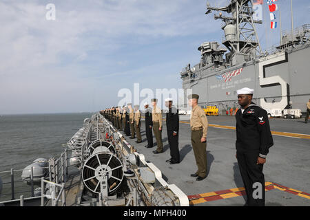 170301-N-HP 188-204 Norfolk, Virginia (Mar. 01, 2017) - Matrosen und Marines zugeordnet Die multipurpose Amphibious Assault ship USS Bataan (LL 5), die Schienen Mann auf dem Flugdeck. Bataan fährt Naval Station Norfolk als Teil der Bataan Amphibious Ready Gruppe (BAT ARG) Einsatz zur Unterstuetzung der Maritime Security Operations und Theater Sicherheit Zusammenarbeit in Europa und im Nahen Osten. BAT ARG umfasst auch Commander, Amphibischen Squadron 8, USS Mesa Verde LPD (19), USS Carter Hall (LSD 50), und der 24 Marine Expeditionary Unit. (U.S. Marine Foto von Mass Communication Specialist 3 Cl Stockfoto