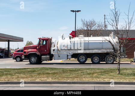 Ein Benzin tanker Semi Truck wartet Kraftstoff zu einer Tankstelle in Wichita, Kansas, USA zu liefern. Stockfoto