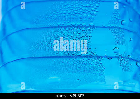 Beschaffenheit des Wassers auf eine Flasche blaues Wasser, Tropfen von Wasser Stockfoto