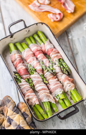 Leckeres Essen Speck umwickelt Spargel in der Pfanne. Stockfoto