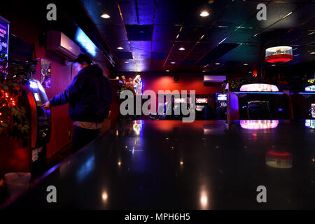 KALISPELL, Montana, USA - November 6, 2017: der Mann, der das Geld aus einem Geldautomaten in einem Casino. Stockfoto