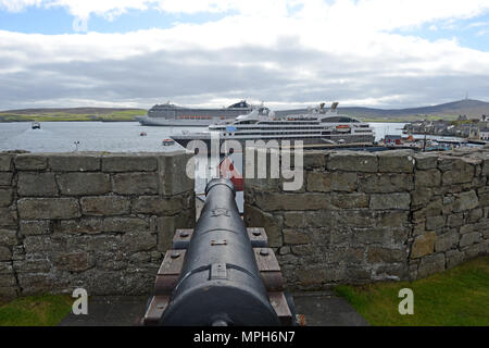 Kreuzfahrtschiffe in Lerwick Hafen mit Angebote zu übersetzende zum Ufer, von Fort Charlotte Lerwick mit Kanonen in die Vermittlung genommen Stockfoto