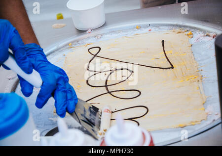 Stir-gebratenes Eis rollt mit freeze Pan. Gebratenes Eis Maschine mit Stahl gekühlt Pan. Stockfoto